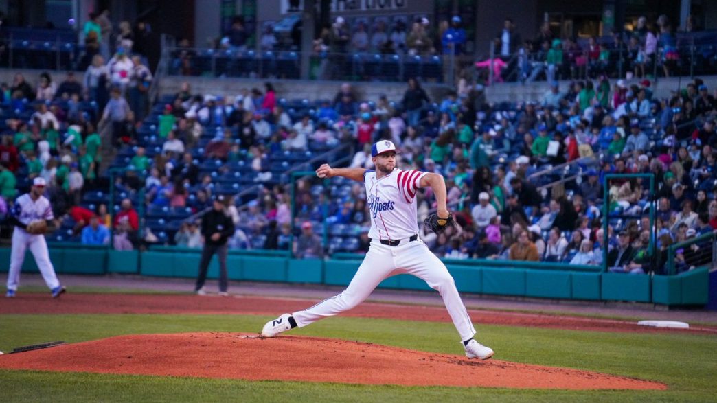 Eiberson Castellano lanzador de las Águilas del Zulia en Doble A con Hartford Yard Goats