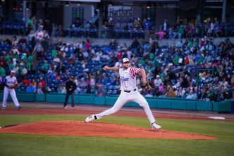 Eiberson Castellano lanzador de las Águilas del Zulia en Doble A con Hartford Yard Goats