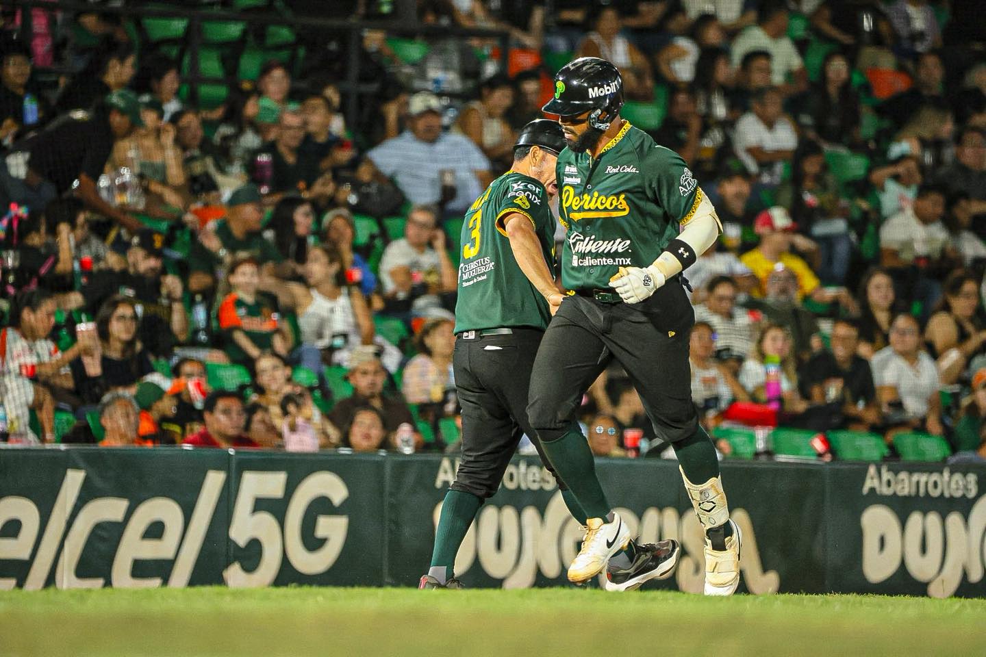 Luis Castro bateador de las Águilas del Zulia con Pericos de Puebla en la Liga Mexicana