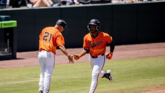 El prospecto venezolano Aron Estrada bateando en Ligas Menores con la sucursal de los Orioles