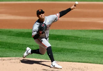 César Perdomo lanzando y Ethan Salas como receptor en su debut en la MLB