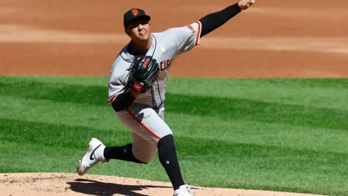 César Perdomo lanzando y Ethan Salas como receptor en su debut en la MLB
