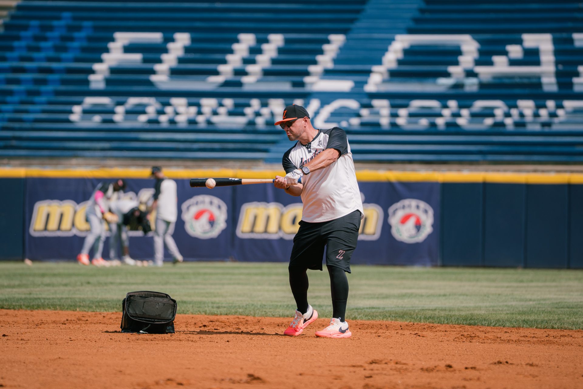 Guillermo Quiroz durante su primera práctica completa como mánager de Águilas del Zulia